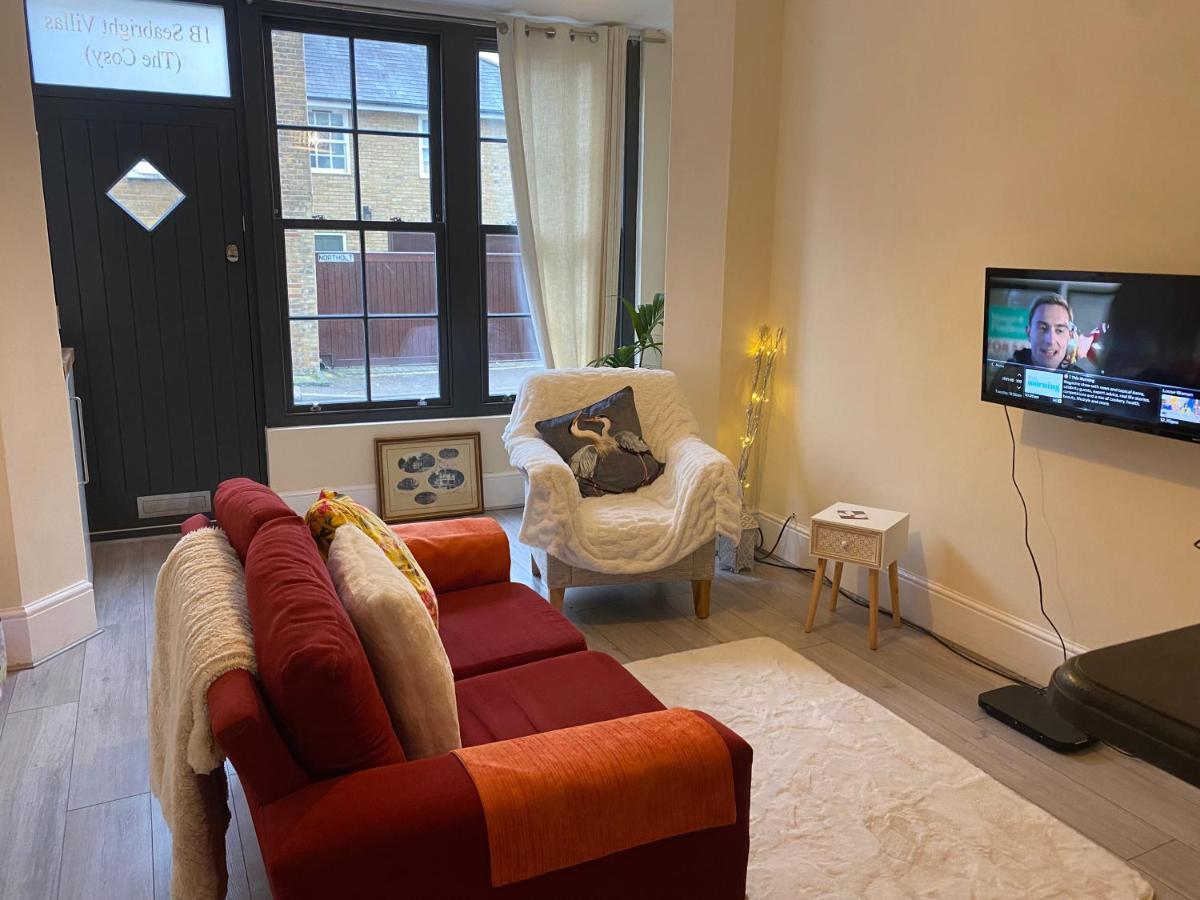 Immaculate 1-Bed Apartment Near The River Thames Sunbury-on-Thames Exteriör bild