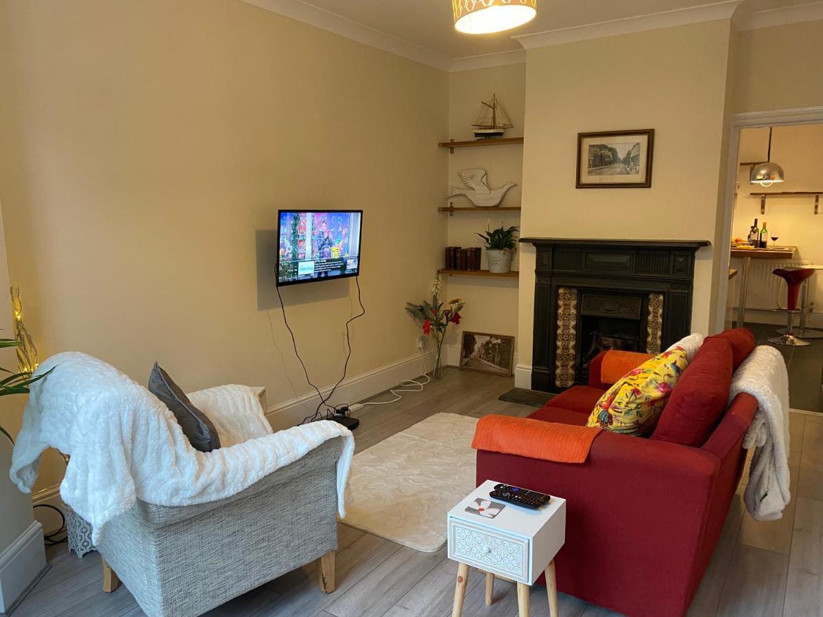 Immaculate 1-Bed Apartment Near The River Thames Sunbury-on-Thames Exteriör bild