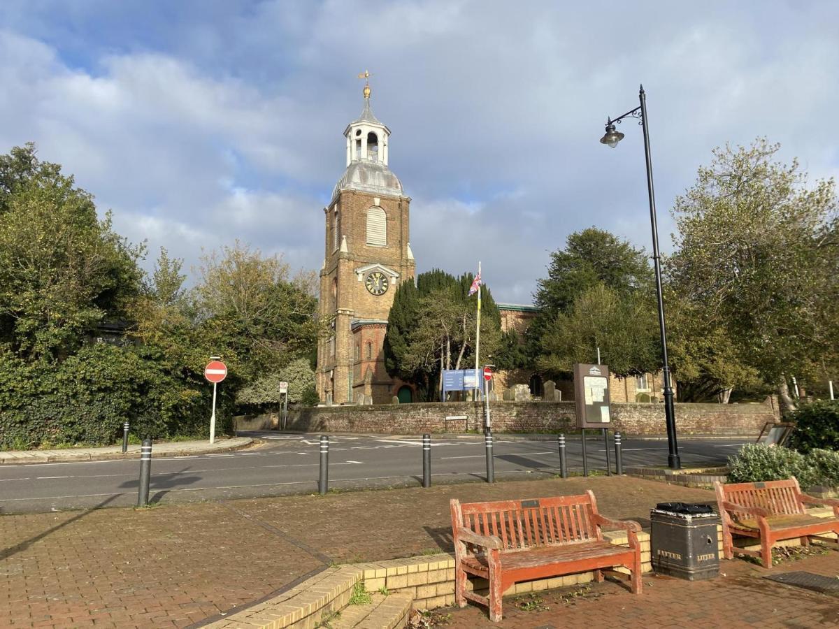 Immaculate 1-Bed Apartment Near The River Thames Sunbury-on-Thames Exteriör bild