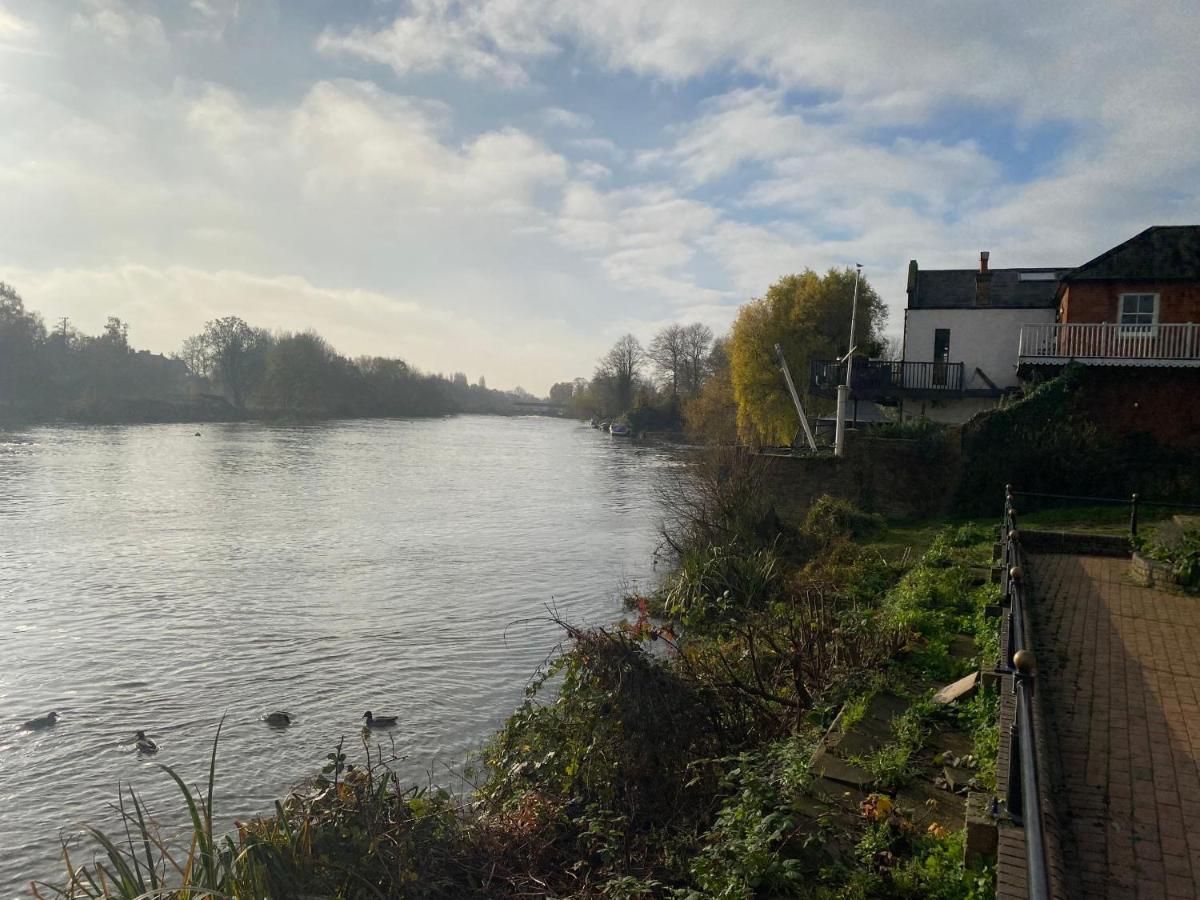 Immaculate 1-Bed Apartment Near The River Thames Sunbury-on-Thames Exteriör bild